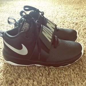 🔆PRICE DROPPED 🔆 👟✔️ NIKE Team Hustle D 8 ✔️👟